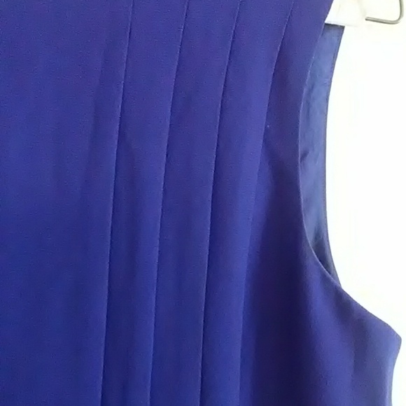 Women's Sleeveless Pleated Crepe Dress - Picture 2 of 12